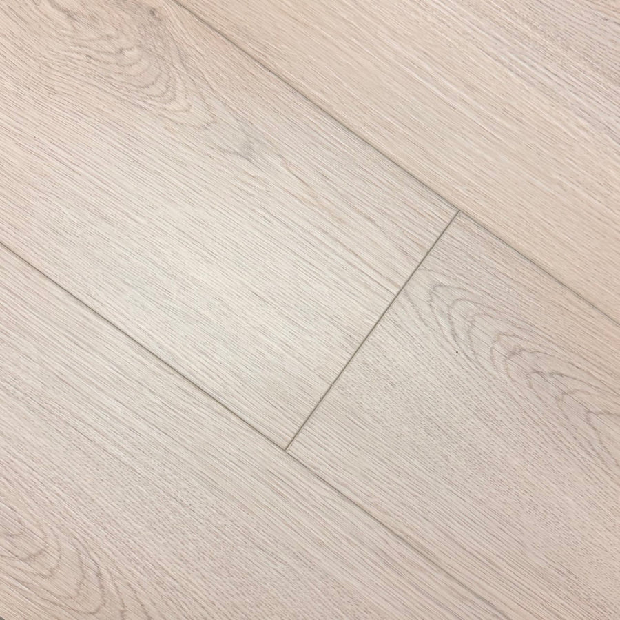 Plancher de vinyle texturé, imitation chêne clair, parfait pour une ambiance chaleureuse et contemporaine