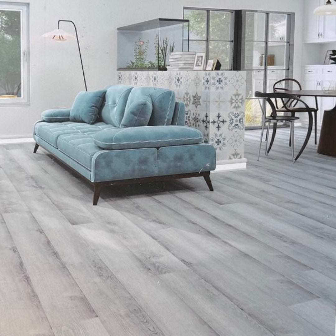 Salon moderne avec un plancher de vinyle gris pâle à système clic, ambiance lumineuse et design épuré