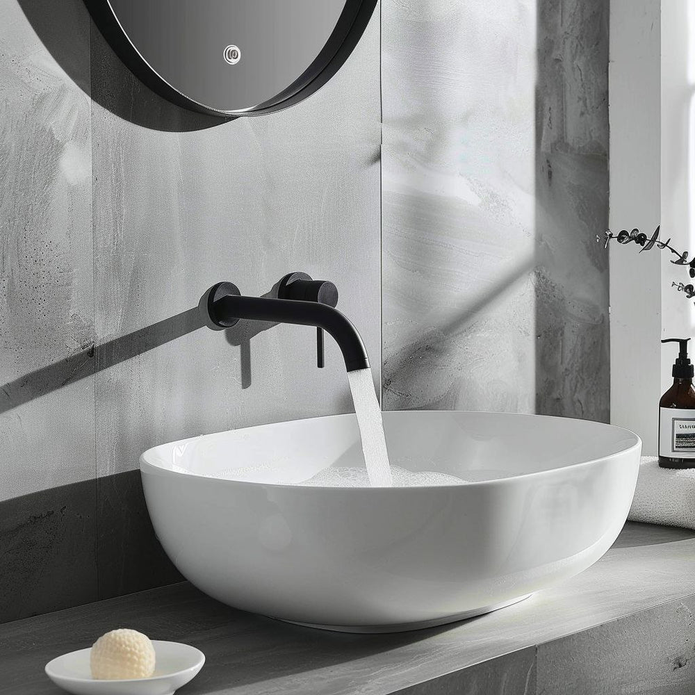Robinet mural noir pour lavabo, eau en cascade dans une salle de bain contemporaine au décor minimaliste