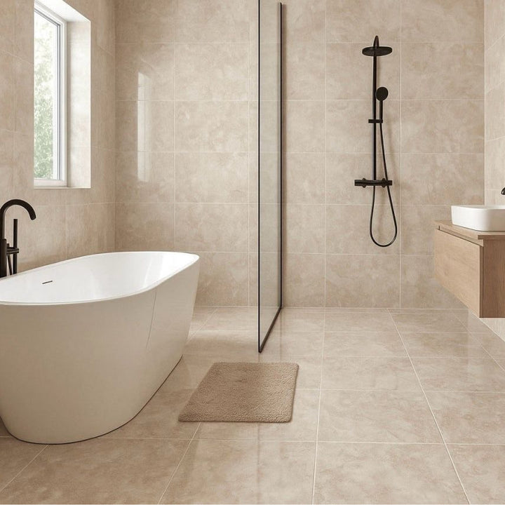 Salle de bain lumineuse avec douche italienne et céramique murale beige au fini lustré, parfaite pour un style épuré et naturel