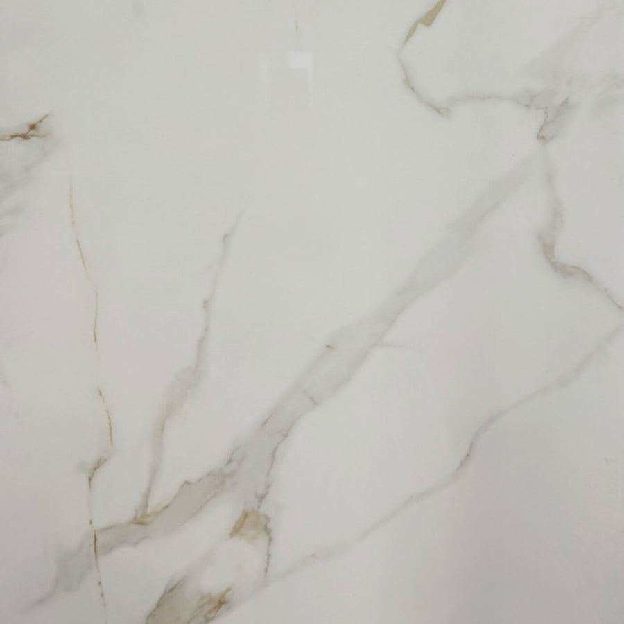 Carrelage céramique blanc pour salle de bain avec effet marbre élégant