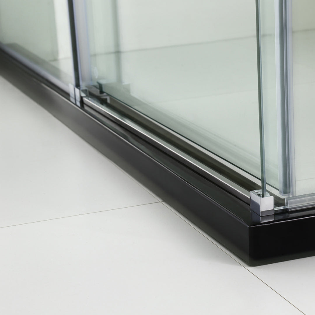 Détail du coin inférieur d’une porte de douche en verre coulissante avec finition moderne