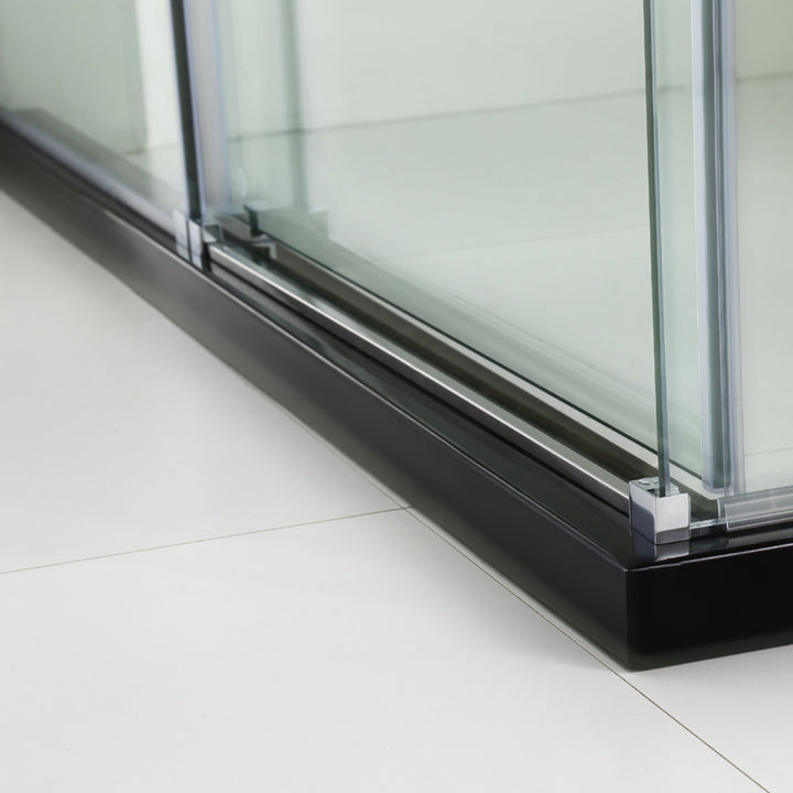 Détail du coin inférieur d’une porte de douche en verre coulissante avec finition moderne