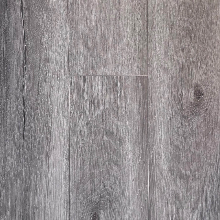 Gros plan sur le plancher vinyle SPC Gatwick gris texturé – imitation bois, surface mate imperméable et sans COV, style naturel.