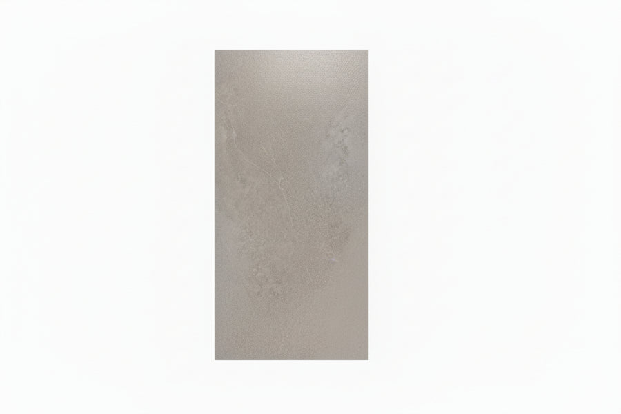 Céramique salle de bain 24x48 en gris mat avec effet pierre naturelle, idéale pour une pose au sol ou murale. Carrelage élégant et moderne pour une salle de bain design.