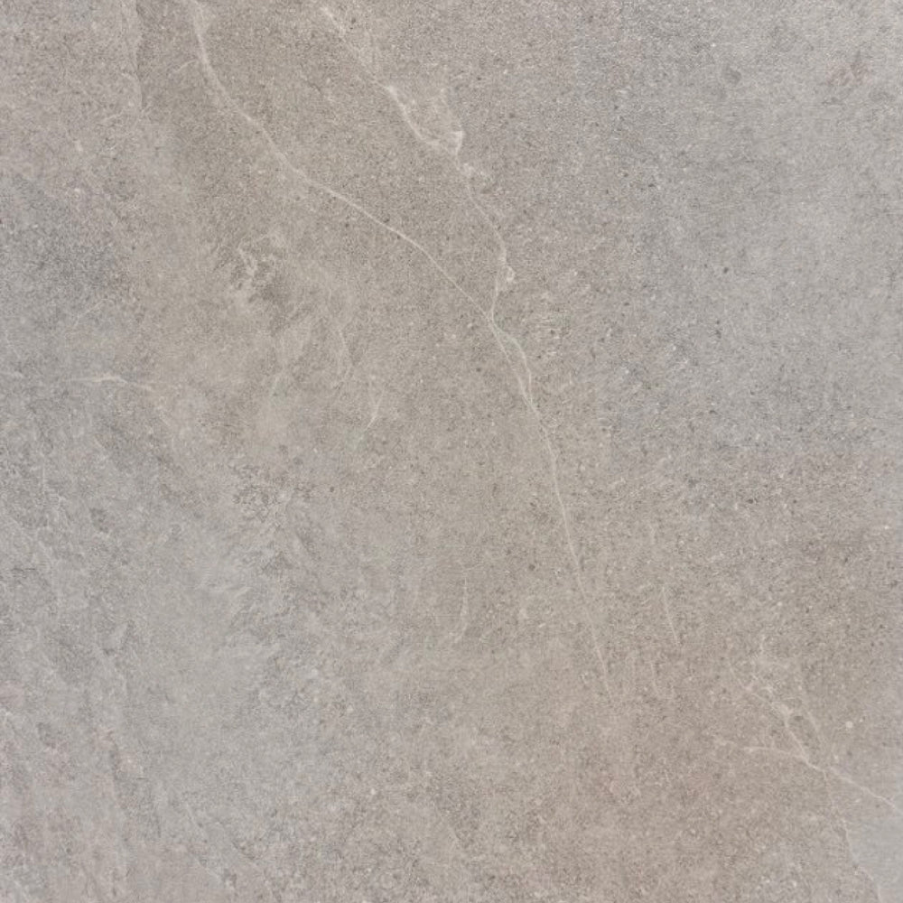 Céramiques salle de bain 24x48 au fini pierre naturelle en gris mat, parfaites pour une installation murale ou au sol. Carrelage élégant et résistant à l'humidité.