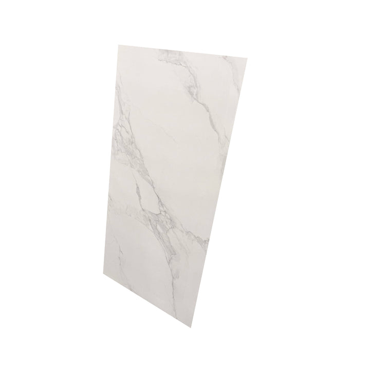 Tuile céramique blanche pour salle de bain avec veines grises douces, idéale pour mur ou sol, format rectangulaire 