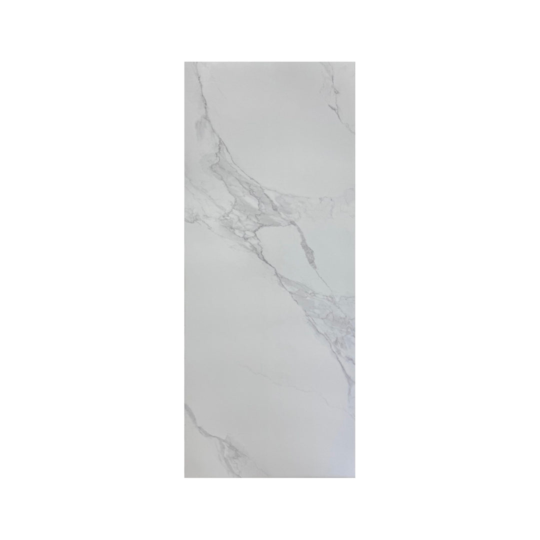 Carrelage céramique blanc rectangulaire avec des veines grises effet marbre, parfait pour une salle de bain moderne et élégante.