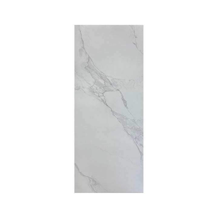 Carrelage céramique blanc rectangulaire avec des veines grises effet marbre, parfait pour une salle de bain moderne et élégante.