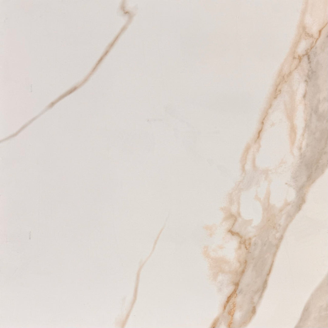 Céramique murale salle de bain 24x24 avec fini marbre beige et veines douces. Idéale pour murs ou sols d’une salle de bain élégante.