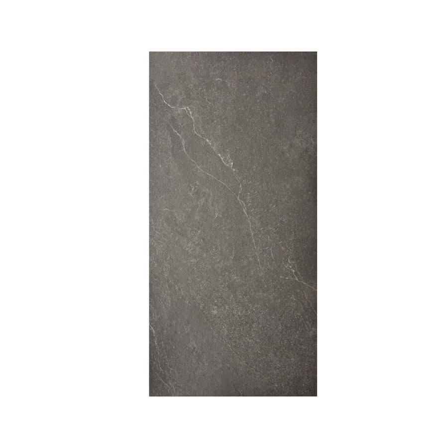 Ceramique salle de bain gris charbon au format 24x48, texture pierre naturelle. Idéale pour sol ou mur de votre ceramique chambre de bain moderne.