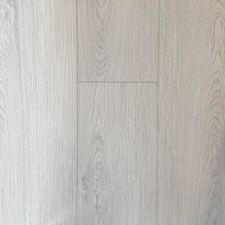 Revêtement de plancher en vinyle clipsable au fini bois clair, parfait pour une ambiance chaleureuse et moderne