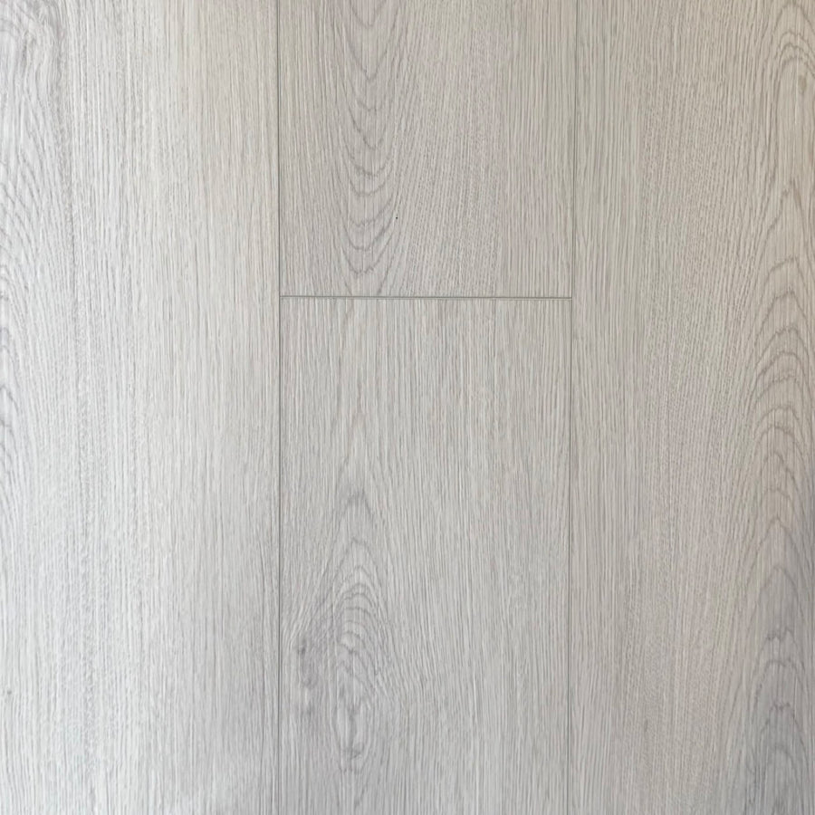 Revêtement de plancher en vinyle clipsable au fini bois clair, parfait pour une ambiance chaleureuse et moderne