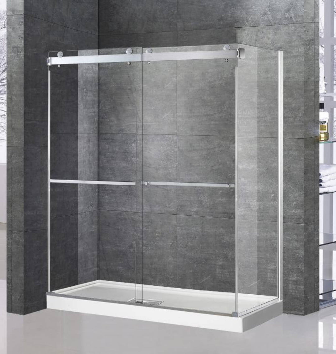 Cabine de douche avec rails et poignées fini chrome brillant, portes doubles coulissantes, installée sur une base de douche blanche