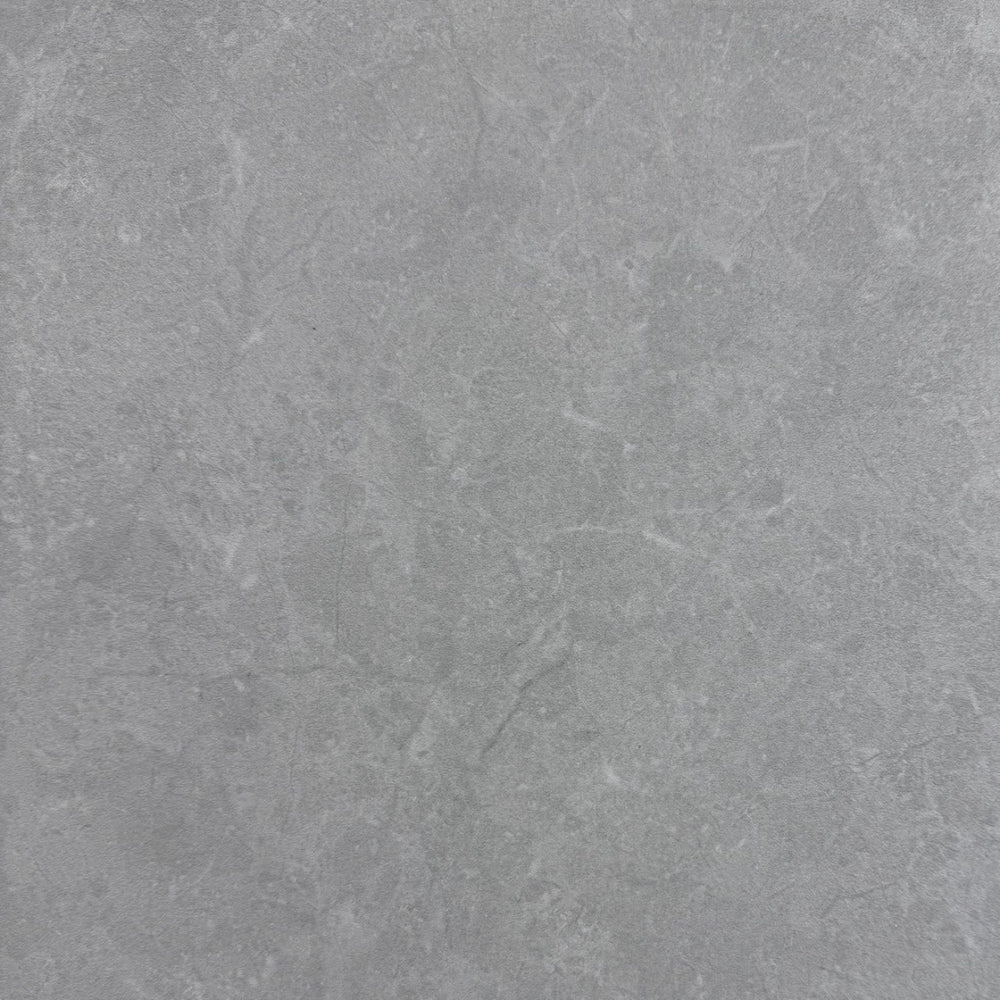 Carreau de céramique effet pierre, fini mat, gris pâle. Parfait pour une salle de bain en céramique moderne.