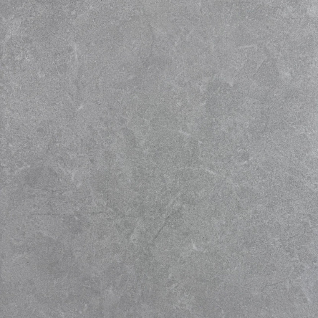 Carreau de céramique effet pierre, fini mat, gris pâle. Parfait pour une salle de bain en céramique moderne.