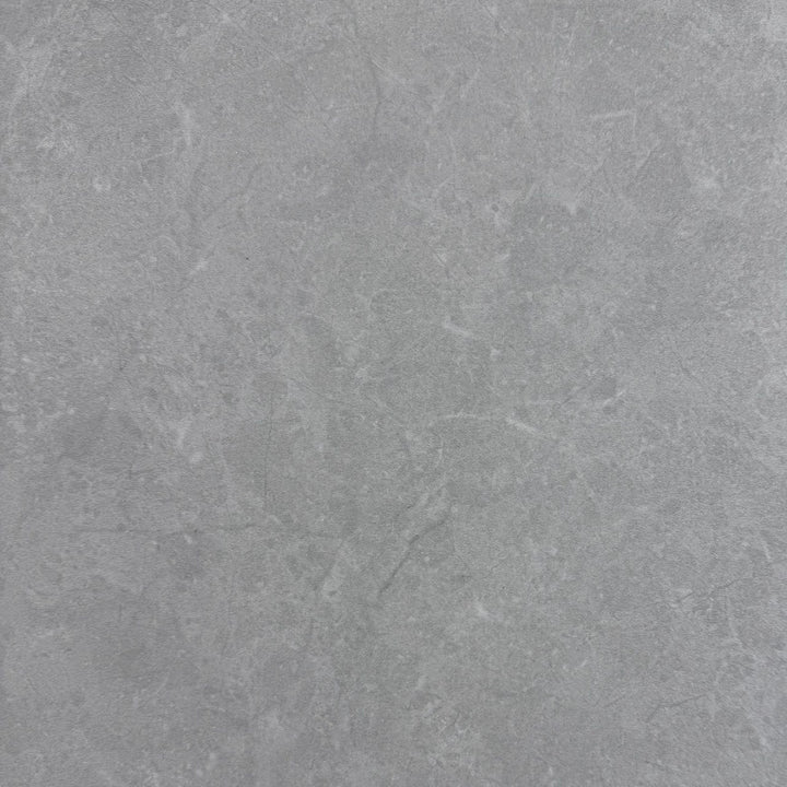 Carreau de céramique effet pierre, fini mat, gris pâle. Parfait pour une salle de bain en céramique moderne.