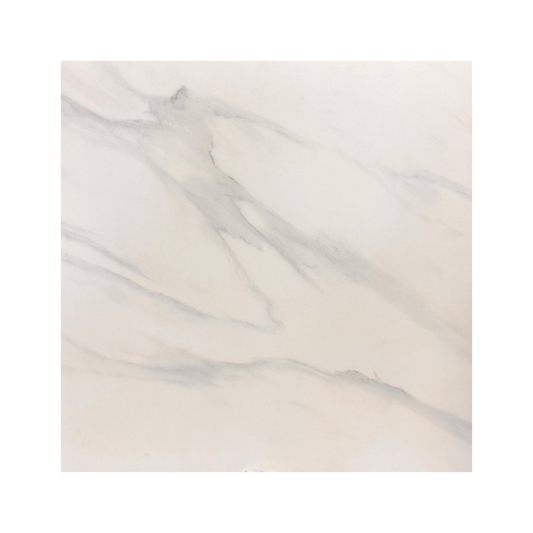 Céramique murale blanche 24x24 avec finition mate et veines grises, parfaite pour douche et salle de bain lumineuse