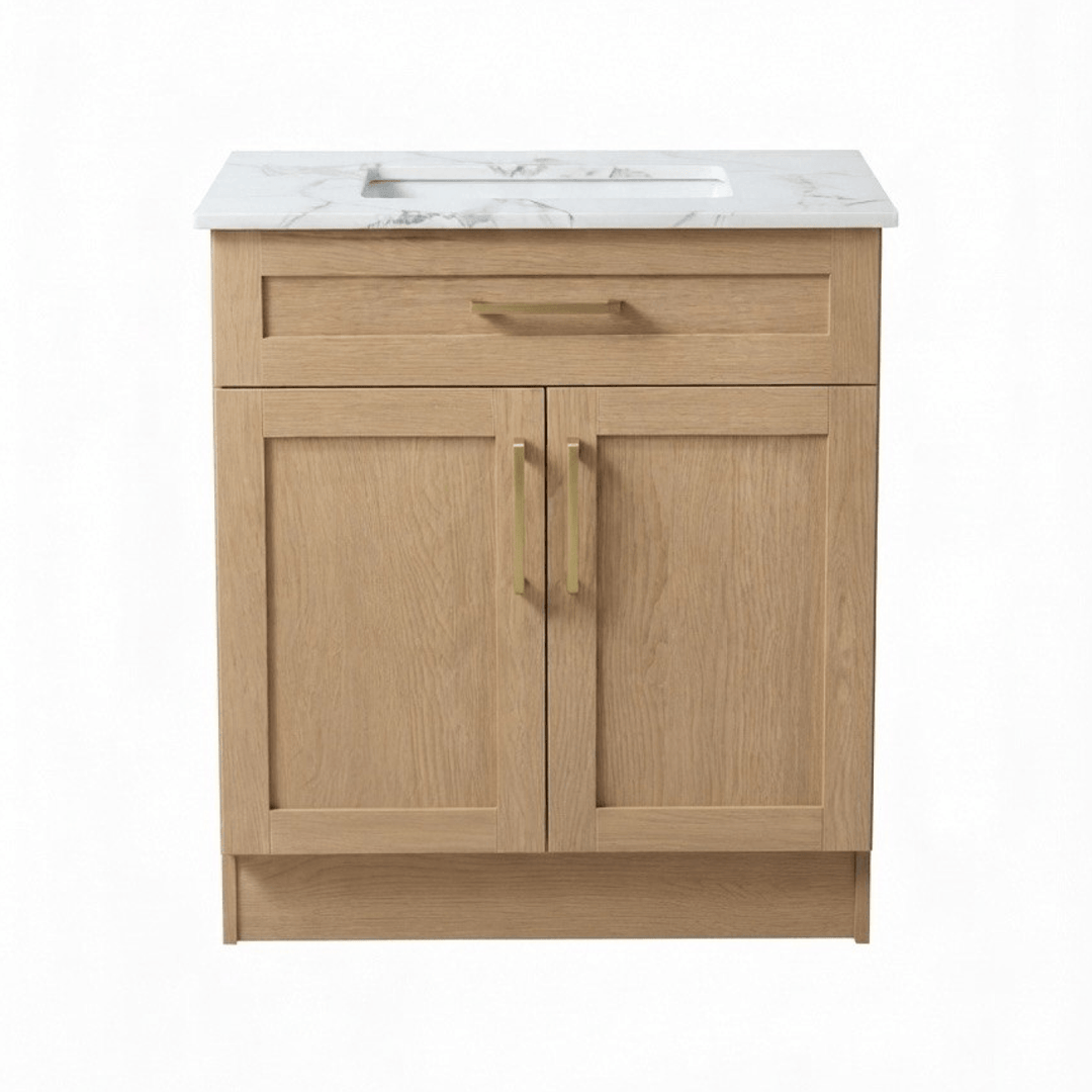 Vue de face d'une vanité de salle de bain autoportante de 24 pouces en placage de chêne clair naturel, avec une porte de style shaker, un tiroir supérieur et des poignées dorées brossées