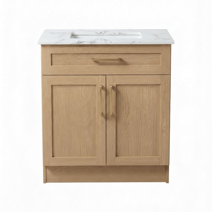 Vue de face d'une vanité de salle de bain autoportante de 24 pouces en placage de chêne clair naturel, avec une porte de style shaker, un tiroir supérieur et des poignées dorées brossées