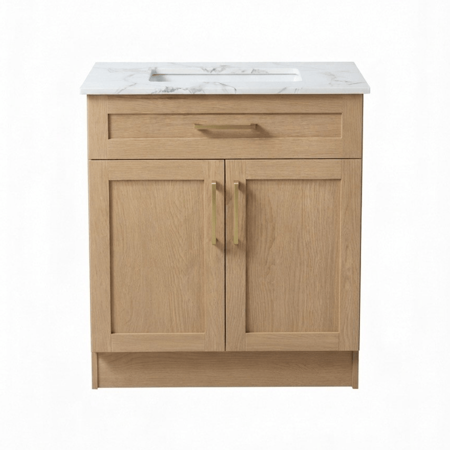 Vue de face d'une vanité de salle de bain autoportante de 24 pouces en placage de chêne clair naturel, avec une porte de style shaker, un tiroir supérieur et des poignées dorées brossées