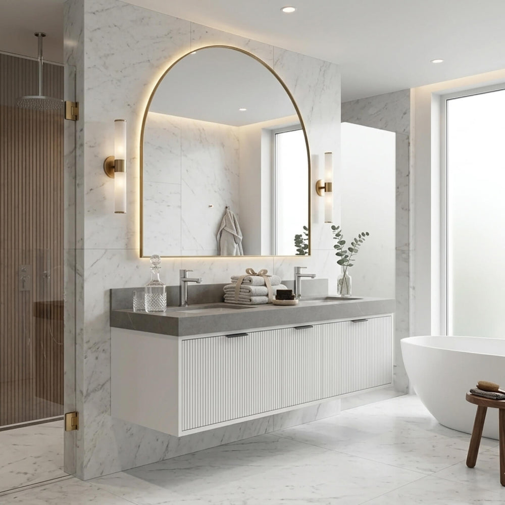 Une vanite double salle bain suspendue intégrée dans un décor chic avec mur d'accent en bois et douche à l'italienne vitrée