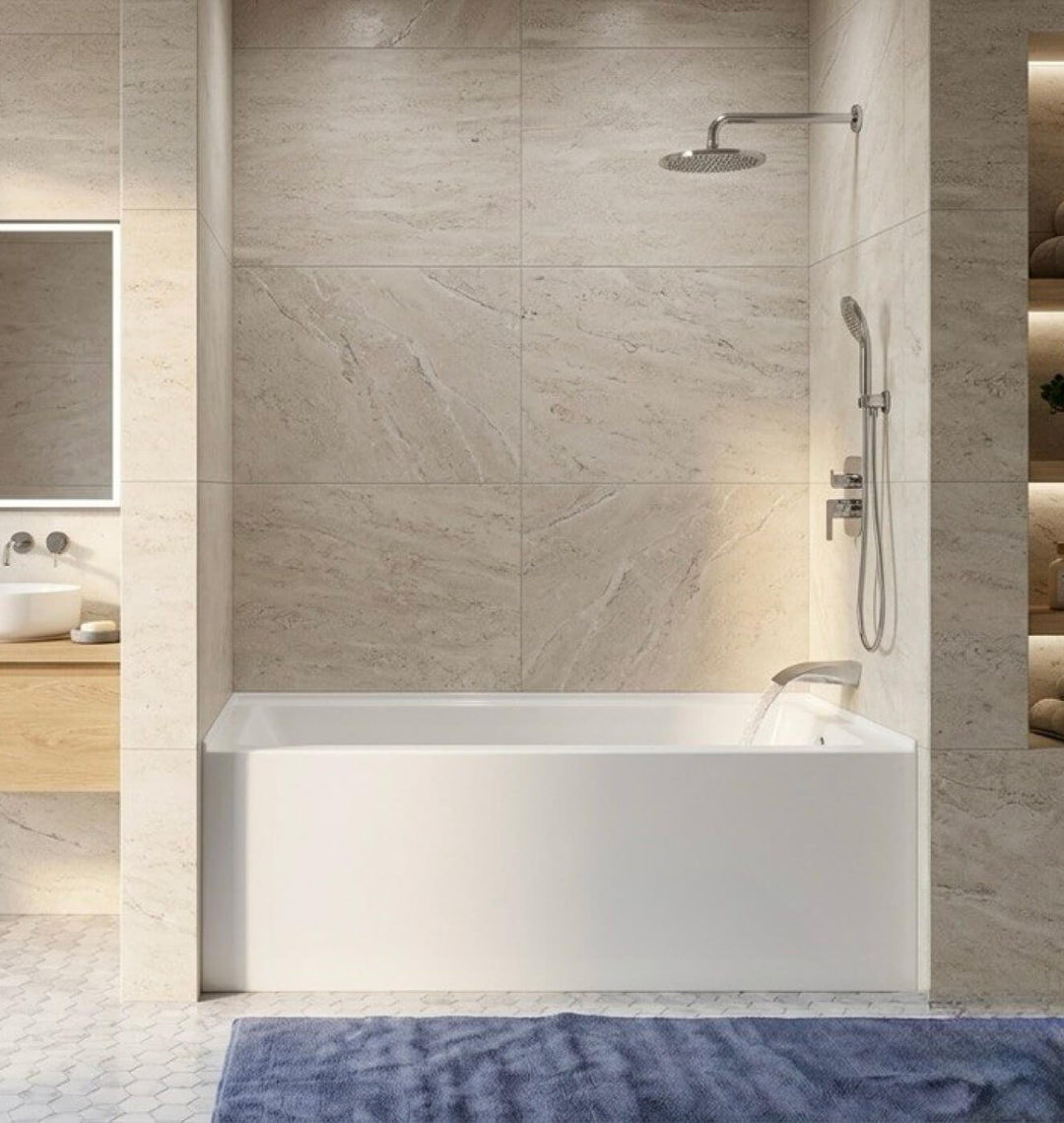 Bain alcôve moderne en acrylique blanc installé dans une salle de bain spacieuse, offrant une solution flexible pour optimiser l'espace entre trois murs.