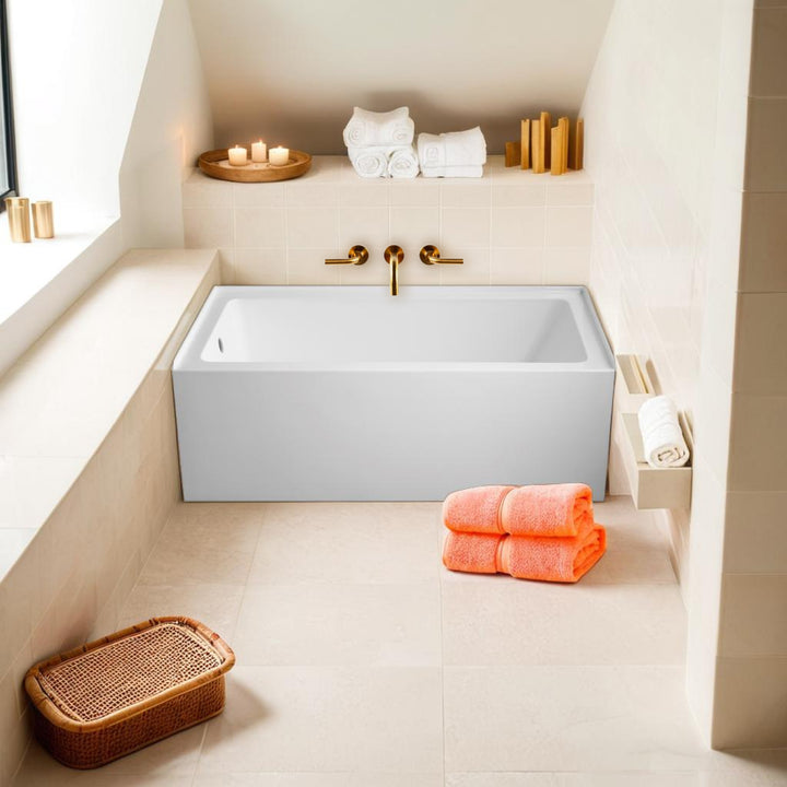 Modèle de bain alcôve rectangulaire avec tablier intégré, idéal pour une configuration flexible dans une salle de bain lumineuse.