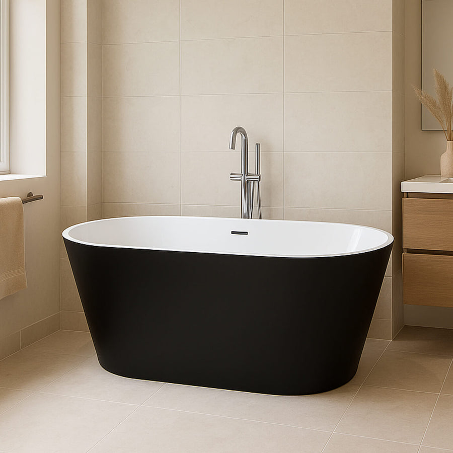 Bain autoportant noir moderne installé dans une salle de bain élégante – idée achat bain design et confortable