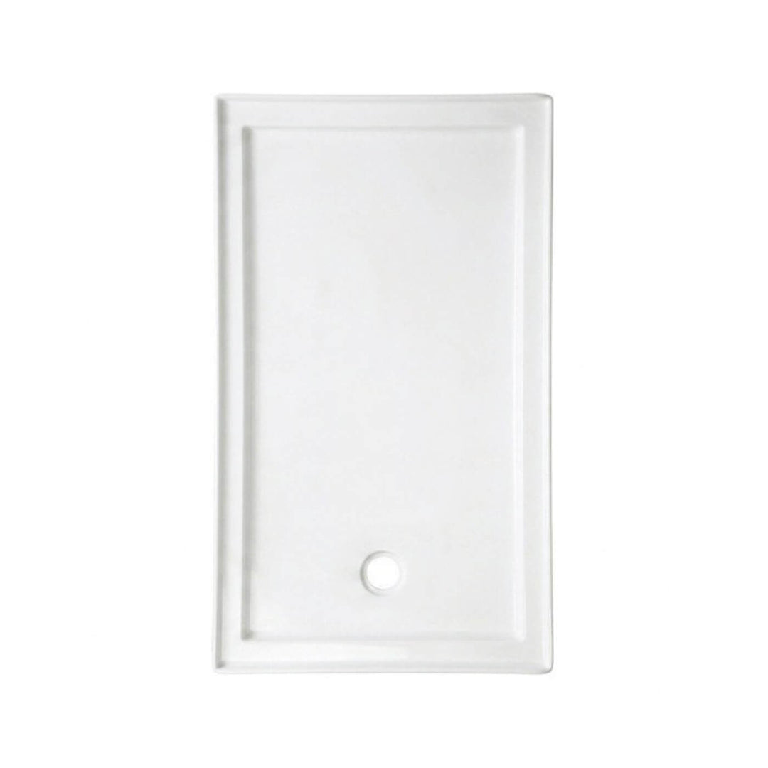 Vue de dessus d'une base de douche en acrylique blanche pour installation en alcôve, montrant le drain décentré.