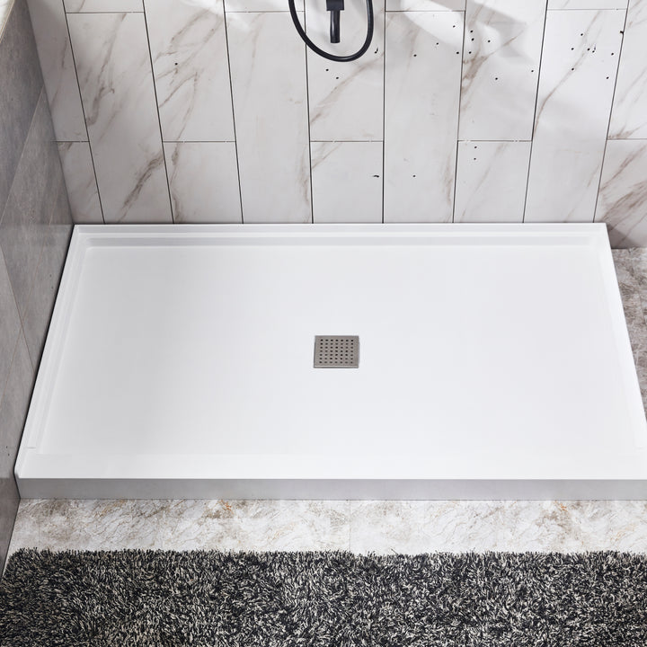 Base de douche alcove blanche avec drain central, installée sur un plancher douche moderne chez Lux House
