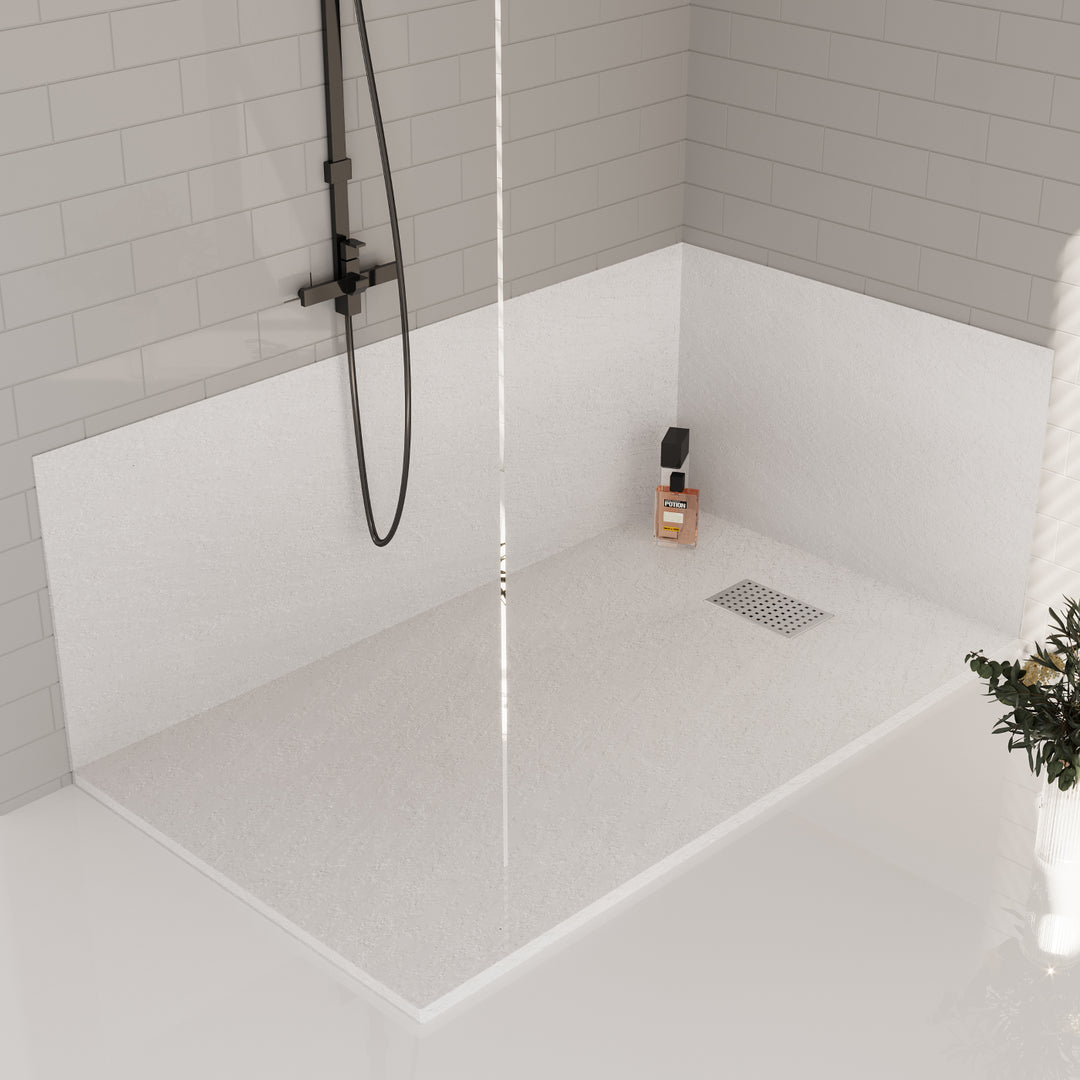 Base de douche mince blanche ultra-plate avec grille latérale – solution élégante et moderne pour salle de bain design.