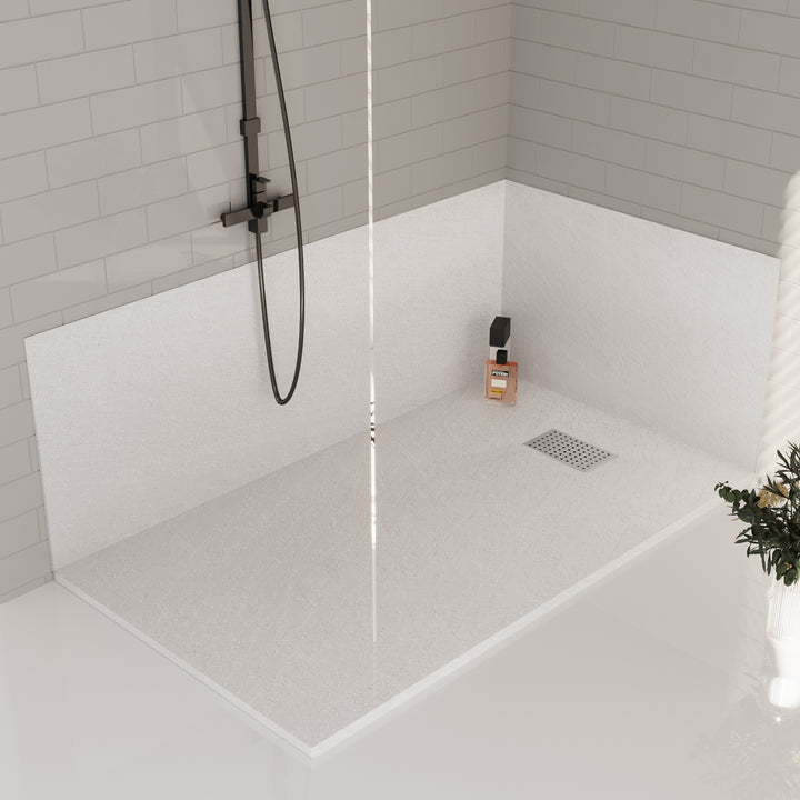 Base de douche mince blanche ultra-plate avec grille latérale – solution élégante et moderne pour salle de bain design.