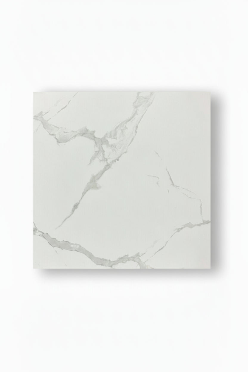 Céramique blanche salle de bain 24x24 imitation marbre poli, parfaite pour un style épuré et lumineux au mur ou au sol.