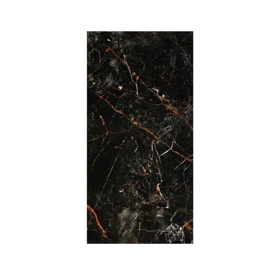 Céramique de salle de bain grand format 24x48 en grès cérame poli, motif marbre noir avec veinage doré et blanc.
