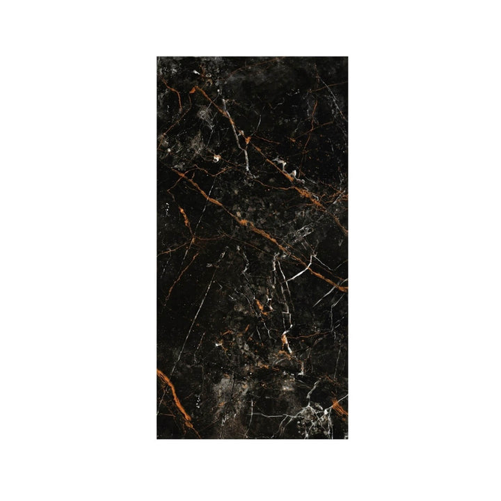 Céramique de salle de bain grand format 24x48 en grès cérame poli, motif marbre noir avec veinage doré et blanc.