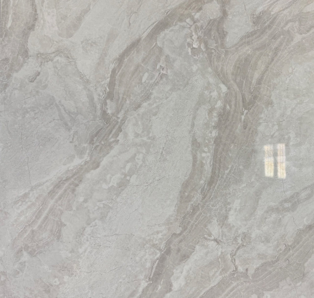 Céramique salle de bain blanc effet marbre lustré 24x24 Dino Light C03 installée sur mur de douche moderne