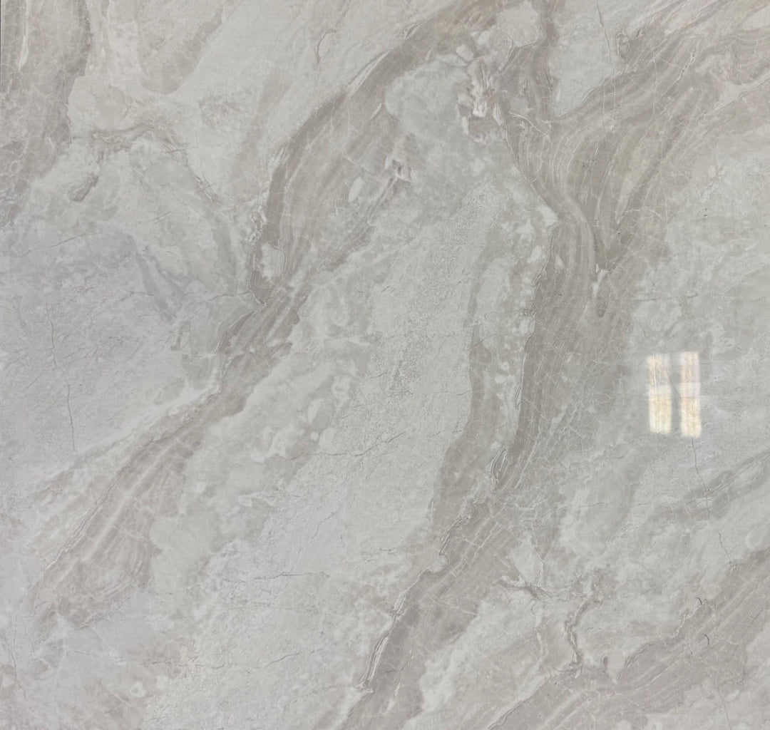 Céramique salle de bain blanc effet marbre lustré 24x24 Dino Light C03 installée sur mur de douche moderne