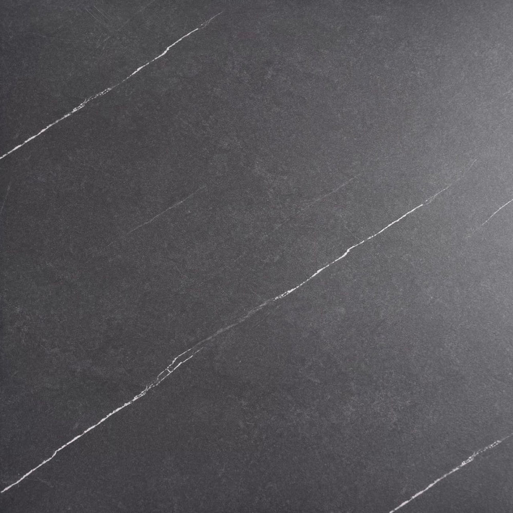 Carrelage céramique noir mat avec fines veines blanches, idéal pour sol et mur de salle de bain. Céramique élégante pour un design moderne.