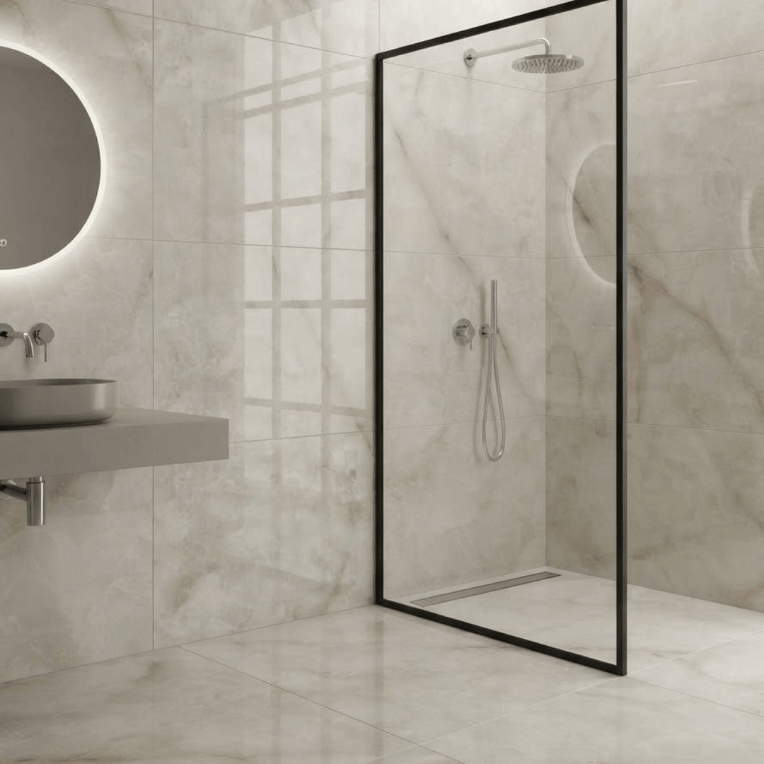 Idée de design avec céramique salle de bain Sahara Whisper beige polie dans une douche moderne avec paroi vitrée