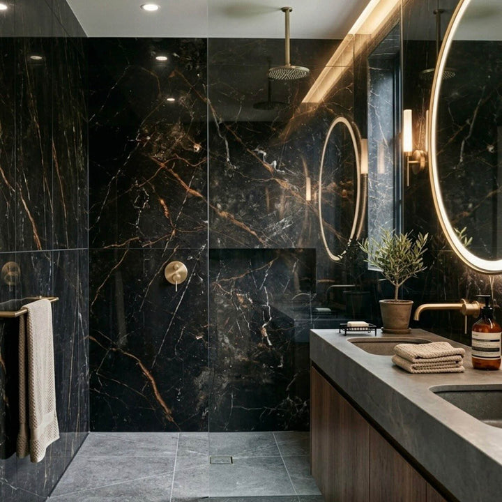 Espace bien-être luxueux mettant en valeur la céramique de salle de bain Noir Royal & Or sur les murs et le sol.