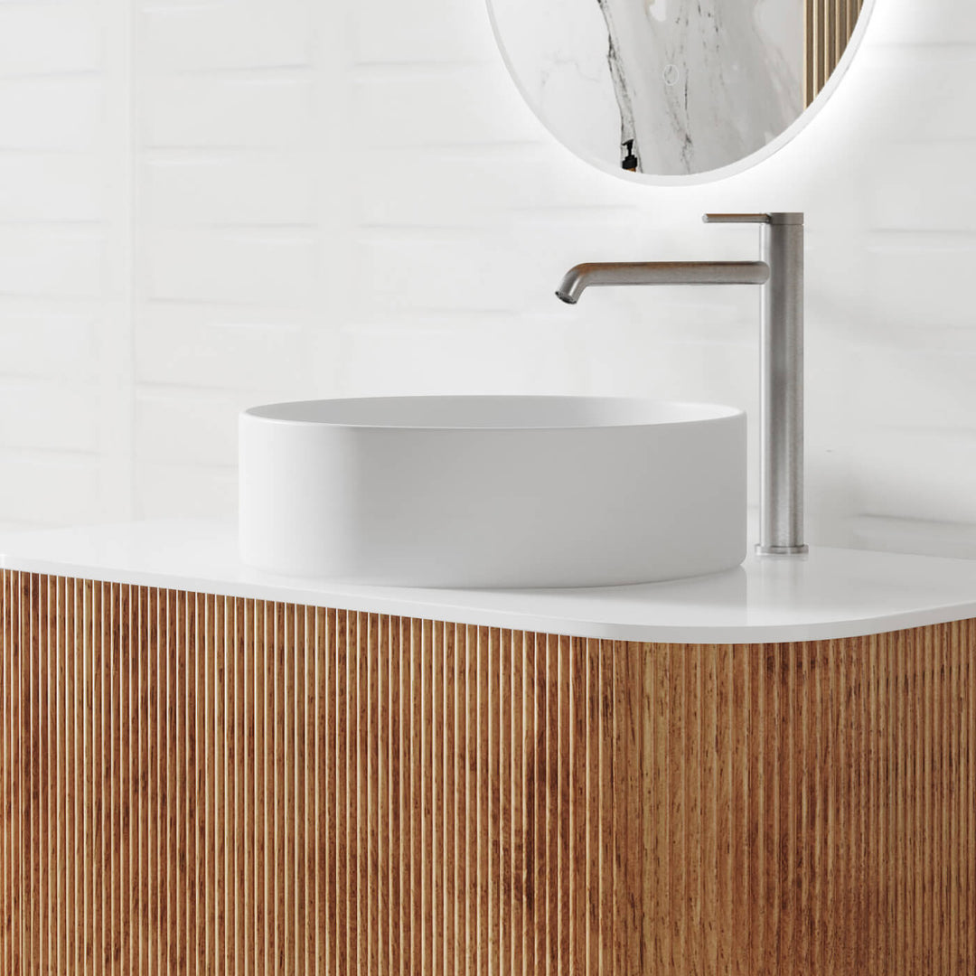 Lavabo rond blanc à poser sur meuble en bois – style moderne et minimaliste. Parfait pour lavabos de salle de bain tendance.
