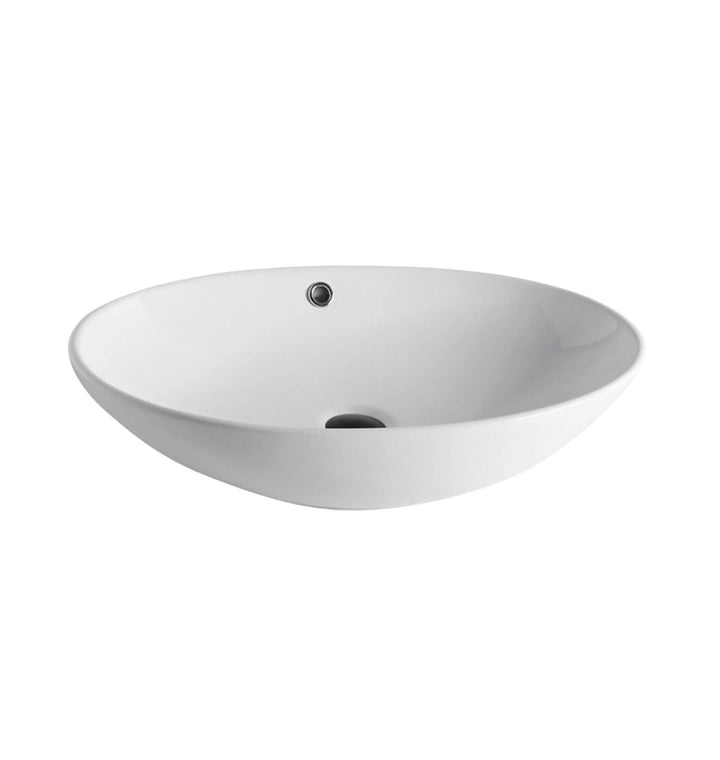 Un lavabo salle de bain de style vasque ovale, en céramique blanche brillante, isolé sur fond blanc. Ce modèle élégant et moderne est un lavabo profond, pratique pour limiter les éclaboussures.