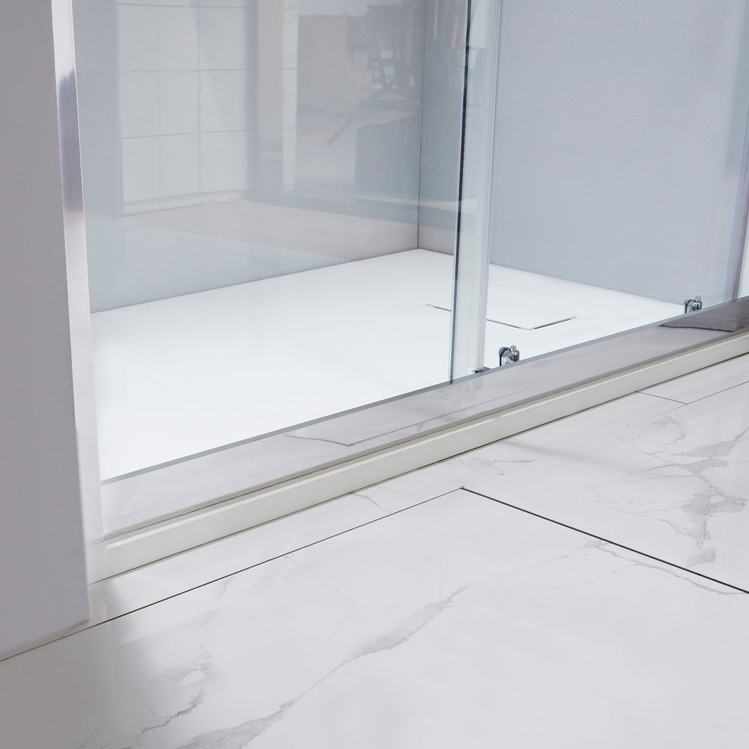 Plancher de douche blanc moderne avec surface antidérapante – installation élégante dans une salle de bain contemporaine.