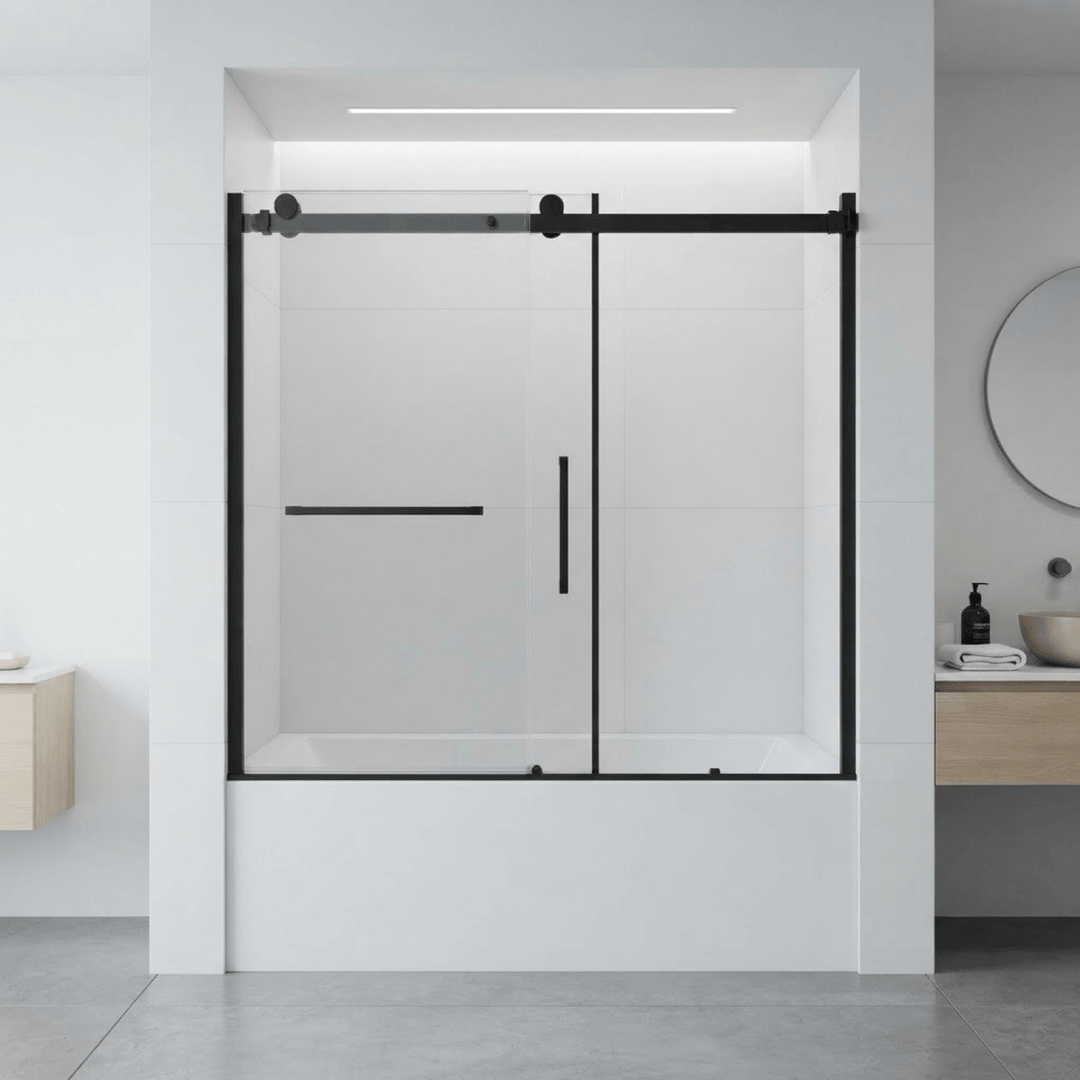 Porte de bain douche encastrée en alcôve avec profilé noir mat mise en valeur dans une salle de bains moderne et minimaliste