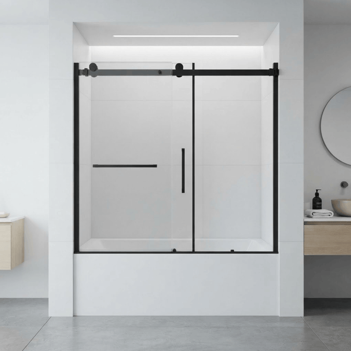Porte de bain douche encastrée en alcôve avec profilé noir mat mise en valeur dans une salle de bains moderne et minimaliste