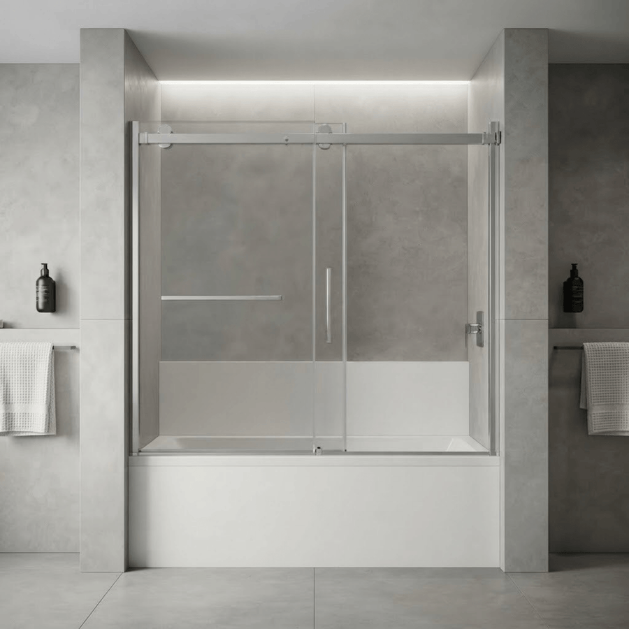 Porte de bain douche coulissante installée dans une alcôve entre deux murs en béton gris, dans une salle de bain moderne. La porte est en verre clair avec un cadre chromé et dispose d'une poignée et d'un porte-serviette. La scène comprend des accessoires comme des distributeurs de savon et des serviettes