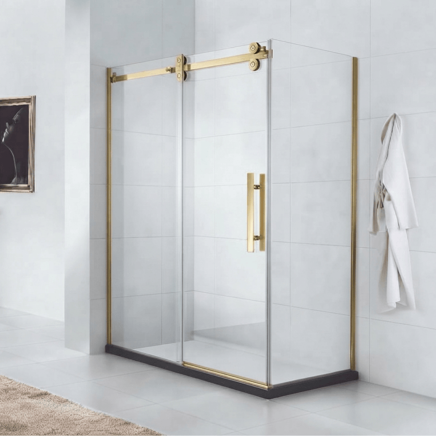 Porte de douche en verre coulissant avec profilés et poignée en or brossé dans une salle de bain moderne
