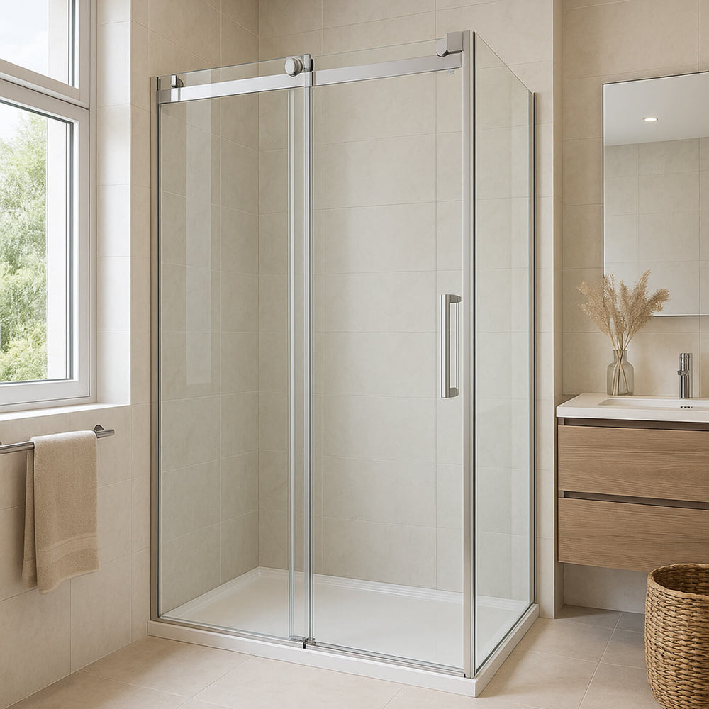 Porte de douche en verre coulissante installée dans une salle de bain moderne avec finition chrome