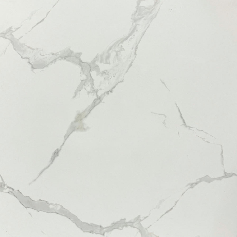 Salle de bain céramique blanche 24x24 avec effet marbre subtil et veines grises. Idéale pour murs et sols modernes.